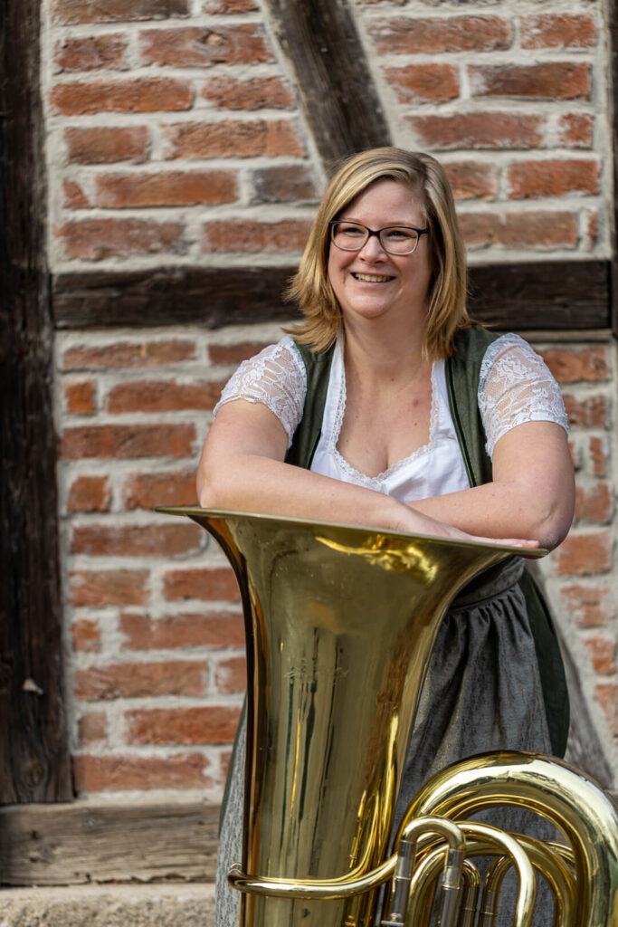 Franziska Fliß an der Tuba